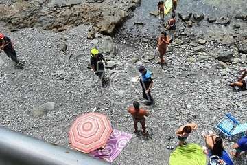 Intervención de los bomberos en Clavellinas ante la caída de cascotes del balcón de una vivienda de varias plantas (Foto TA)
